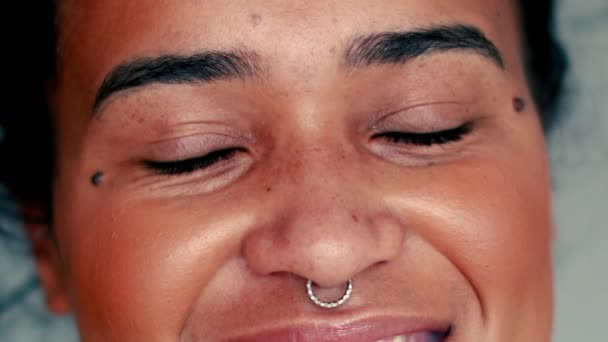 Χαρούμενη Μαύρη Λατίνα Αφρικανικές Ρίζες Χαμογελώντας Στην Κάμερα Νεαρή Βραζιλιάνα — Αρχείο Βίντεο