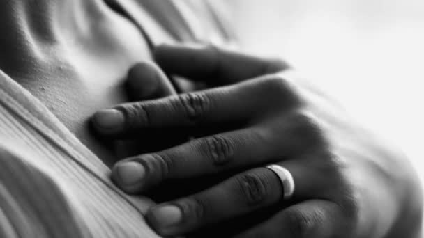 心からの感謝と信仰の象徴で胸に手を持つ若いアフリカ系アメリカ人女性 感謝とケアを表現 — ストック動画