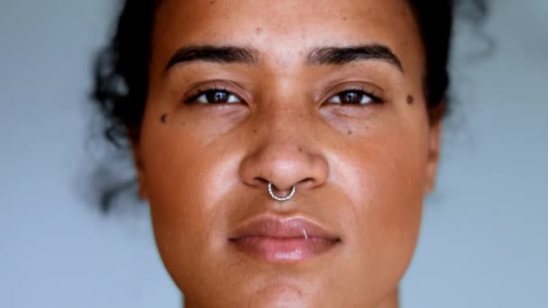 アフリカ系アメリカ人の若い女性がインテンスな視線でカメラを見つめ 南米黒人ラテン系女性20代の大人の少女の肖像画 — ストック動画
