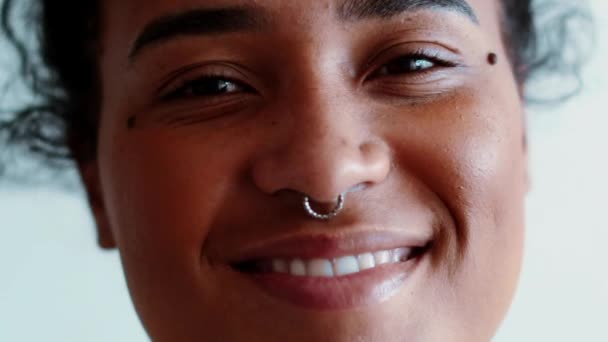 Uma Jovem Mulher Negra Alegre Sorrindo Para Câmera Sentindo Feliz — Vídeo de Stock