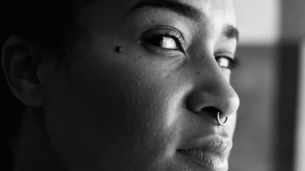 Starka Unga Afroamerikanska Kvinna Stirrar Kameran Dramatisk Svart Och Vitt — Stockvideo