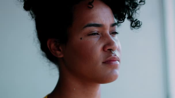 静かな瞑想で年をとった思慮深い表情で アフリカ系20代の若い黒人女性のクローズアップフェイス — ストック動画