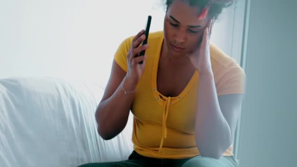 ブラック ラティナ アフリカ アメリカ人 ととも 深刻な 携帯電話 — ストック動画