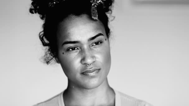 Eine Nachdenkliche Junge Schwarze Frau Tiefer Geistiger Reflexion Die Mit — Stockvideo