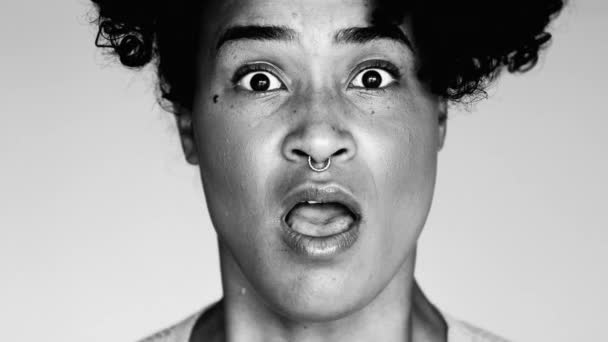 Retrato Monocromático Dramático Uma Jovem Mulher Negra Surpreendida Reagindo Notícias — Vídeo de Stock