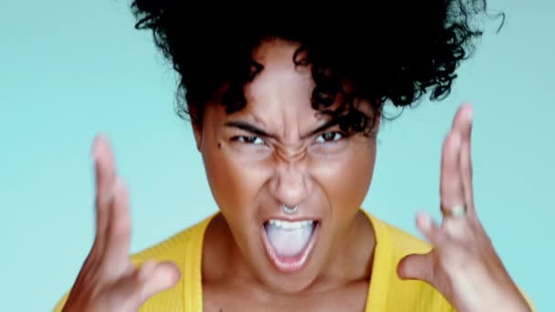 カメラで叫んでいる怒っている若い黒人女性 手でデリケートとジェスチャー アフリカのデザイリング 20S — ストック動画