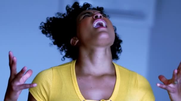 Momento Dramático Mujer Joven Gritando Desesperada Cielo Sintiendo Ira Estrés — Vídeos de Stock