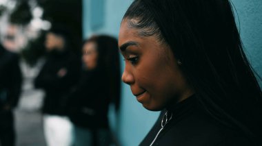 Siyahi bir kız acı çekiyor. Gruptan dışlanmış. Şehir ortamında yalnızlıkla boğuşuyor.