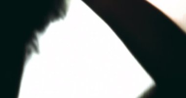 Çözülmüş camın arkasında kapana kısılmış hisseden kişi, depresyon psikolojisi konsepti akıl hastalığıyla mücadele eden kişi çaresizlik içinde tek başına acı çekiyor.