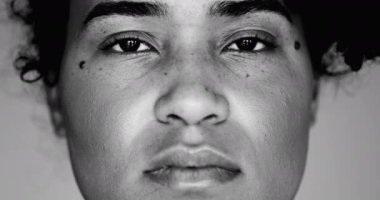 Solemn Genç Siyah Kadın 'ın tek renkli portresi Kameraya İsteyerek Bakan Makro Ciddi Yüz İfadesi, 20' li yaşlarda Afrika kökenli Kadın, siyah ve beyaz