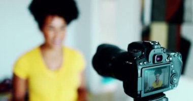 Kamera Kapanışı Vlog kaydedici, Arkaplan Bulanık, Çevrimiçi Kanal için Kadın Tanıklık Videosu Oluşturan Yeni Medya İletişimi