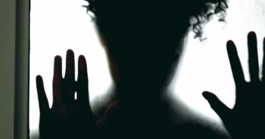 Bulanık Camların Arkasındaki Siluet, Kapana kısılmış Hissetme, Zihinsel Hastalıkla Mücadele Kavramsal Görüntüsü, Umutsuzluğa Yaslanma