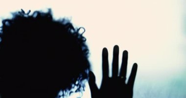 Camın arkasında kapana kısılmış, elleri eğilmiş depresif ve çaresizce dışarı çıkmak isteyen bir kadın. Umutsuzluk ve yalnızlıktan muzdarip insan zihinsel hastalık konsepti