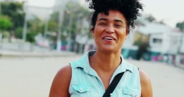 Neşeli, Afro-Amerikan, gülümseyen genç bayan, neşe dolu siyah Latin kadının yakın çekimi, spontane kahkaha ve gülümseme.