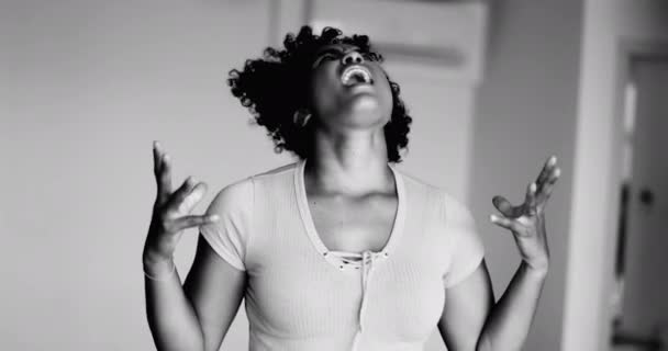 Jovem Mulher Afro Americana Estressada Gritando Raiva Incredulidade Emoção Dolorosa — Vídeo de Stock