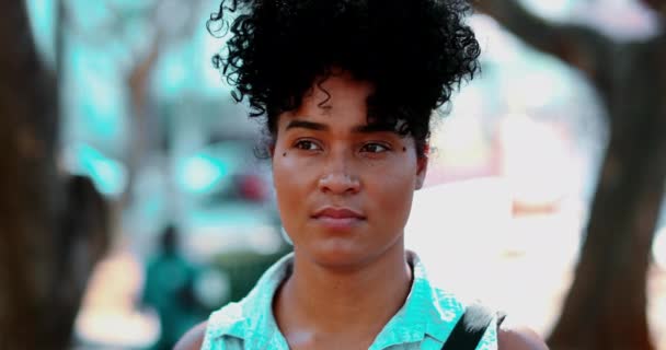 Une Jeune Femme Brésilienne Noire Réfléchie Debout Extérieur Regardant Tranquillement — Video