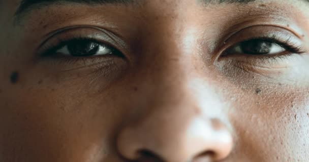 Ένα Νεαρό Μαύρο Μάτια Γυναίκα Μακροεντολή Γκρο Γκρο Πλαν Λεπτομέρεια — Αρχείο Βίντεο