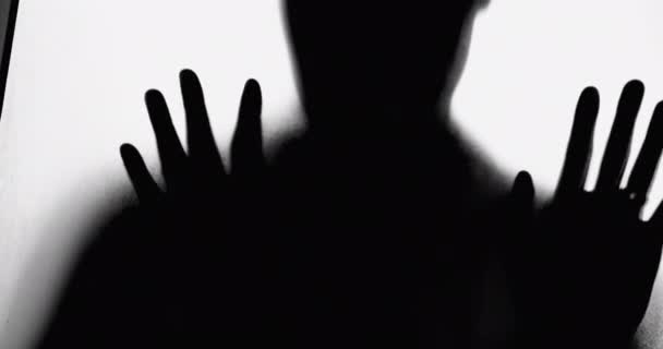 Силуэт Человека Опирающегося Туманное Стекло Сжатые Отчаянии Руки Побежденный Депрессией — стоковое видео