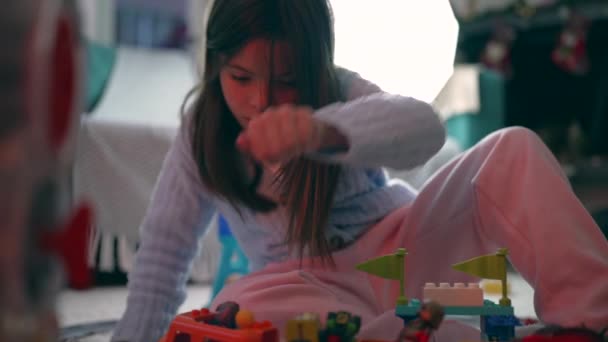 小孩在卧室里玩 漂亮的小女孩在地板上玩火车玩具 — 图库视频影像