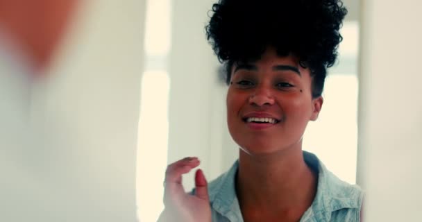 Μια Χαρούμενη Μαύρη Γυναίκα Κοιτιέται Στον Καθρέφτη Αυτοπεποίθηση Και Στέλνει — Αρχείο Βίντεο
