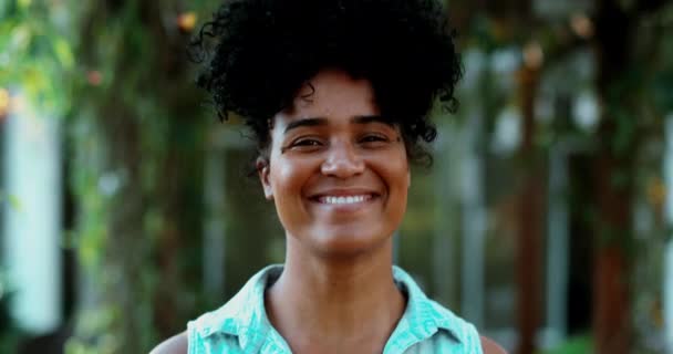 Χαρούμενη Νεαρή Μαύρη Γυναίκα Πόδια Προς Εμπρός Κάμερα Φιλικό Demeanor — Αρχείο Βίντεο