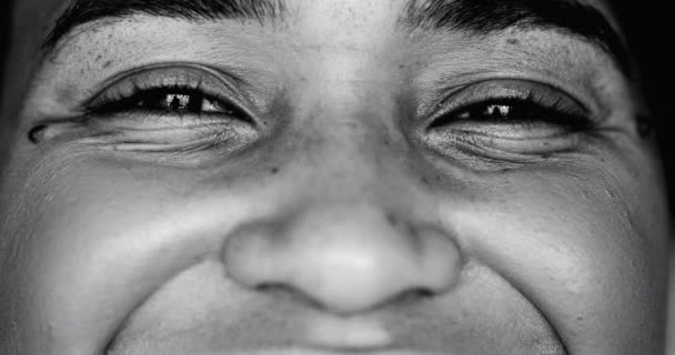 Одна Молода Чорна Жінка Посміхаючись Камеру Інтенсивна Макро Деталізована Людина — стокове відео