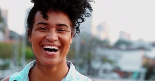 一个快乐的巴西黑人年轻女人站在外面的城市环境里笑着 欢乐的人物形象真挚友好的表达 — 图库视频影像