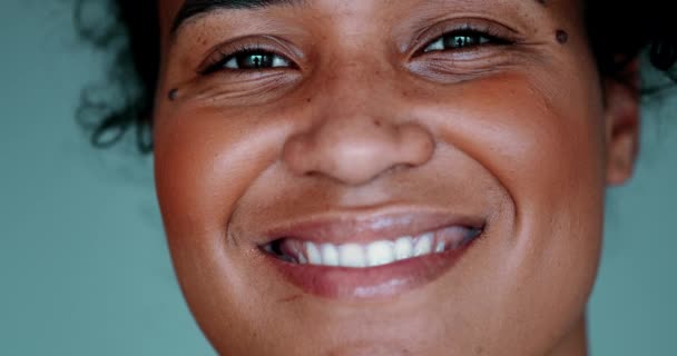 楽しい黒人女性のクローズアップポートレート 幸福を表現 アフリカのデザートの彼女の20代のラティナの女性 — ストック動画