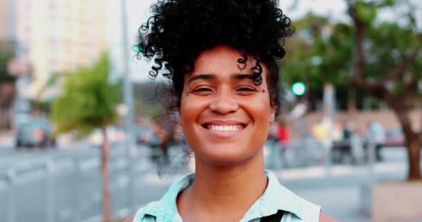 Una Joven Negra Feliz Ascendencia Africana Con Pelo Rizado Pie — Vídeos de Stock