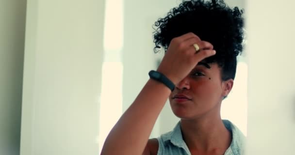 一个年轻的黑人女人在镜子前玩她的卷发准备出门 20岁的非洲裔女性拉丁裔调整发型 — 图库视频影像