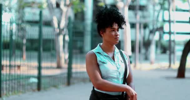 Joven Mujer Afroamericana Pie Parque Profunda Reflexión Mental Persona Contemplando — Vídeo de stock
