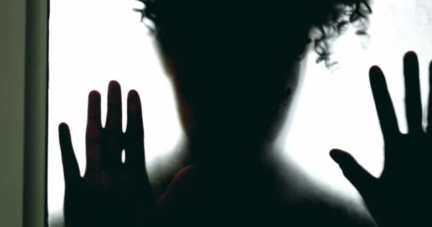 Silhouette Della Persona Dietro Vetro Sfocato Simboleggiante Sensazione Intrappolamento Immagine — Video Stock