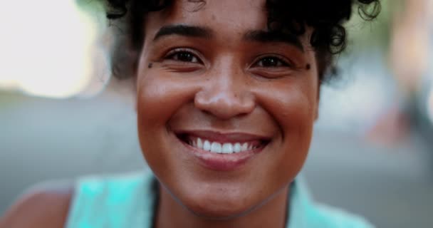 Одна Молода Чорна Жінка Крупним Планом Посміхається Камеру Надворі Сонячний — стокове відео