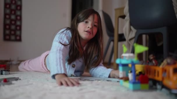 小孩在卧室里玩 漂亮的小女孩在地板上玩火车玩具 — 图库视频影像