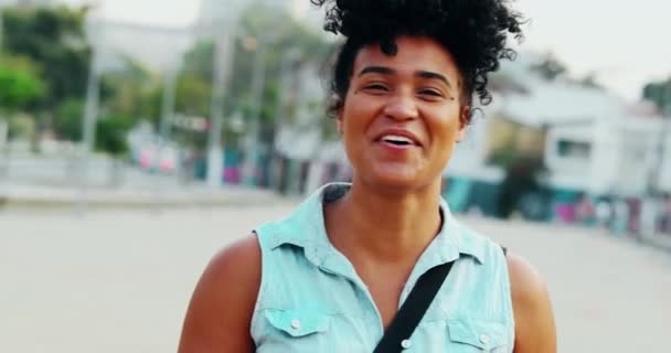 Veselá Afroameričanka Mladá Dáma Usmívající Městě Detailní Záběr Radostné Černošky — Stock video