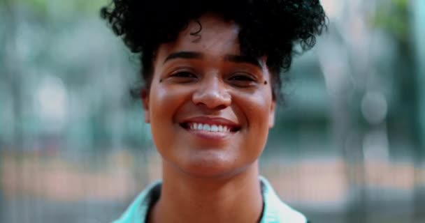 Primer Plano Una Joven Latina Negra Sonriendo Cámara Toma Seguimiento — Vídeo de stock