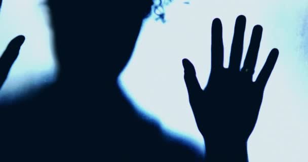 Figure Ombragée Sur Verre Obscurci Désir Évasion Solitude Éternelle Luttes — Video