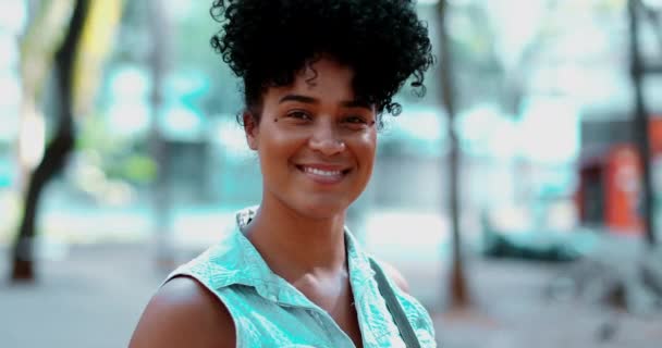 Una Joven Brasileña Negra Feliz Sonriendo Cámara Rastreando Cara Primer — Vídeos de Stock