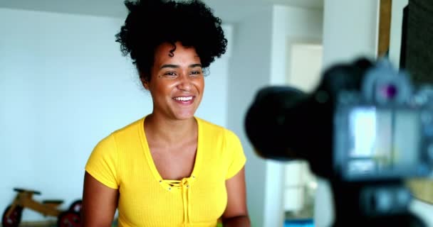 Uma Jovem Negra Falando Frente Câmera Dando Testemunho Para Canal — Vídeo de Stock