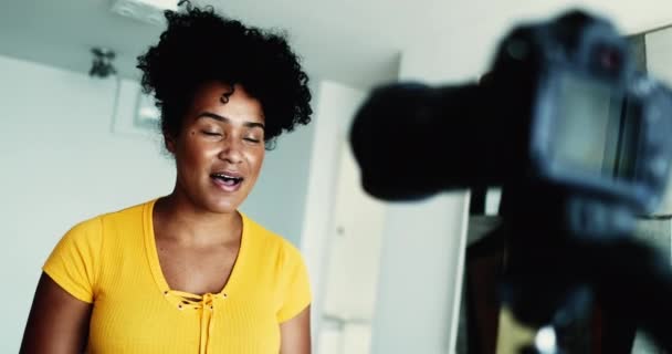 Dynamisk Tals Black Woman Inspelning Vittnesmål Video Engagera Online Publik — Stockvideo