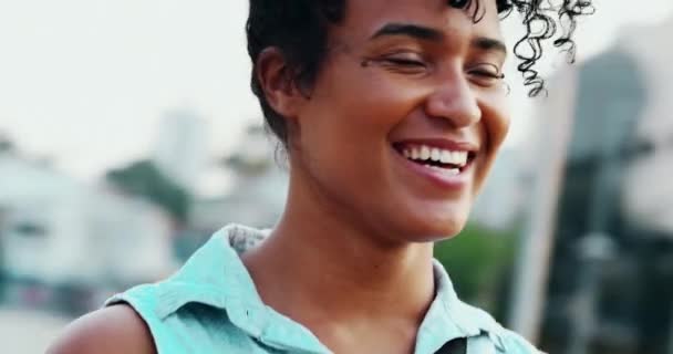 Bir Neşeli Genç Siyah Brezilyalı Kadın Şehir Sahnesinde Gülümsüyor Otantik — Stok video