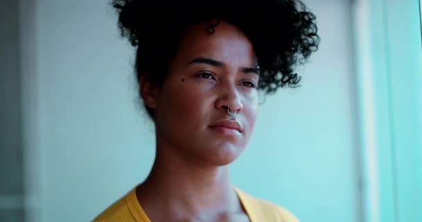 Uma Jovem Mulher Negra Pensativa Olhando Janela Apartamento Varanda Close — Vídeo de Stock