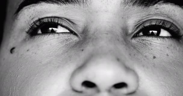 モノクロマクロ クローズアップ女性の目 マクロで目を開き ドラマチックな強烈な黒と白 目覚めるコンセプト 明確な心のコンセプト — ストック動画