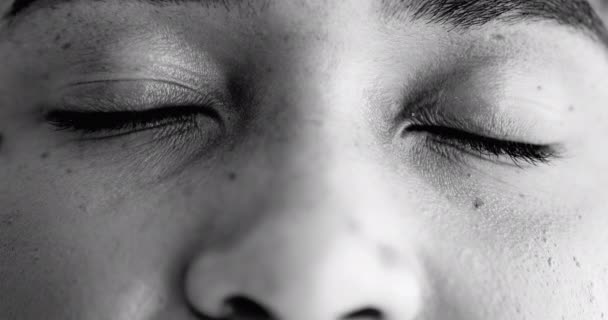 Спокойная Молодая Черная Женщина Медитации Закрывая Глаза Затем Улыбаясь Камеру — стоковое видео