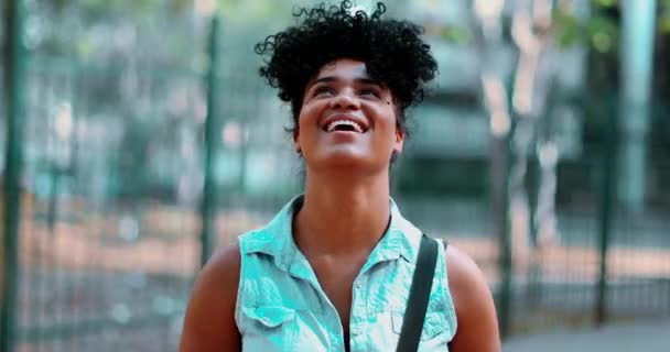Одна Беззаботная Молодая Черная Женщина Смотрит Небо Улыбаясь Чувствуя Радость — стоковое видео