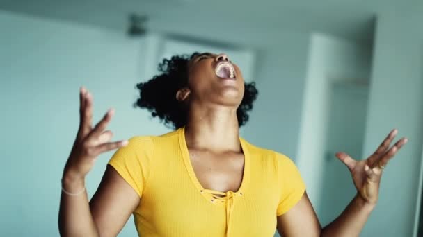 Een Wanhopige Jonge Zwarte Vrouw Schreeuwend Woedende Woede Zich Overweldigd — Stockvideo