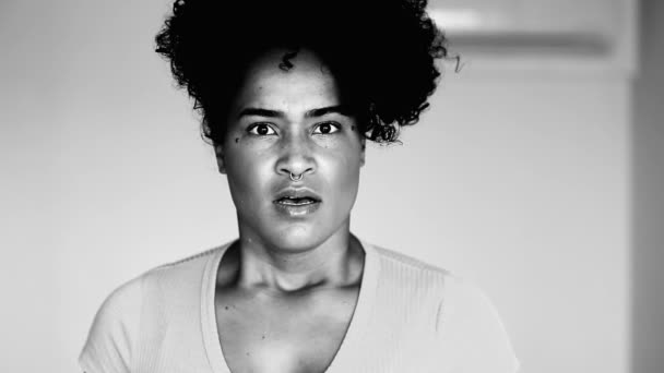 Förbryllad Ung Afroamerikansk Kvinna Reagerar Med Unbelief Och Shock Överraskande — Stockvideo