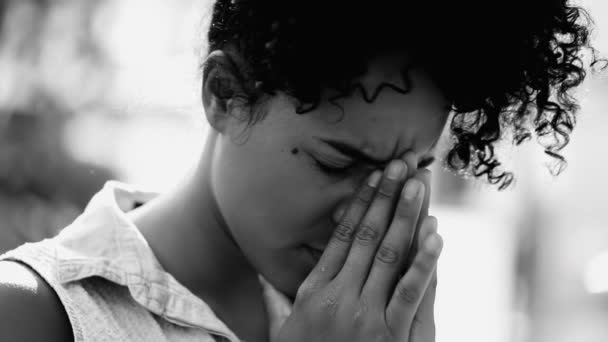 圧倒された若い黒人女性の一人は 精神疾患と劇的な黒人と白人の生活の困難に苦しんでいる精神的圧力を感じます — ストック動画