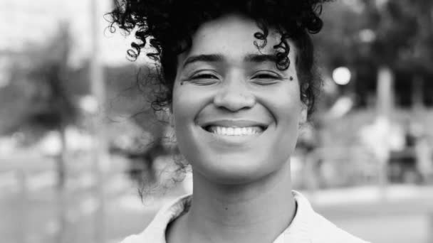 Monochromatyczny Portret Radosnej Czarnej Kobiety Uśmiechniętej Aparatu Afrykańskiego Pochodzenia Czerń — Wideo stockowe