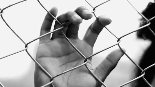 Ręka Osoby Bliska Trzymana Metalowej Barierze Ogrodzeniowej Symbolizującej Zamknięcie Uwięzienie — Wideo stockowe